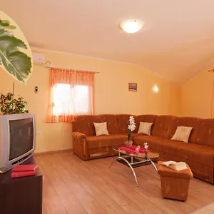 Apartment Mara, Drage