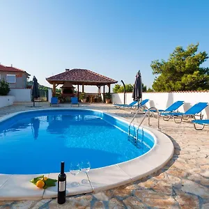 Villa Lavender With Pool And Wellness, Drage